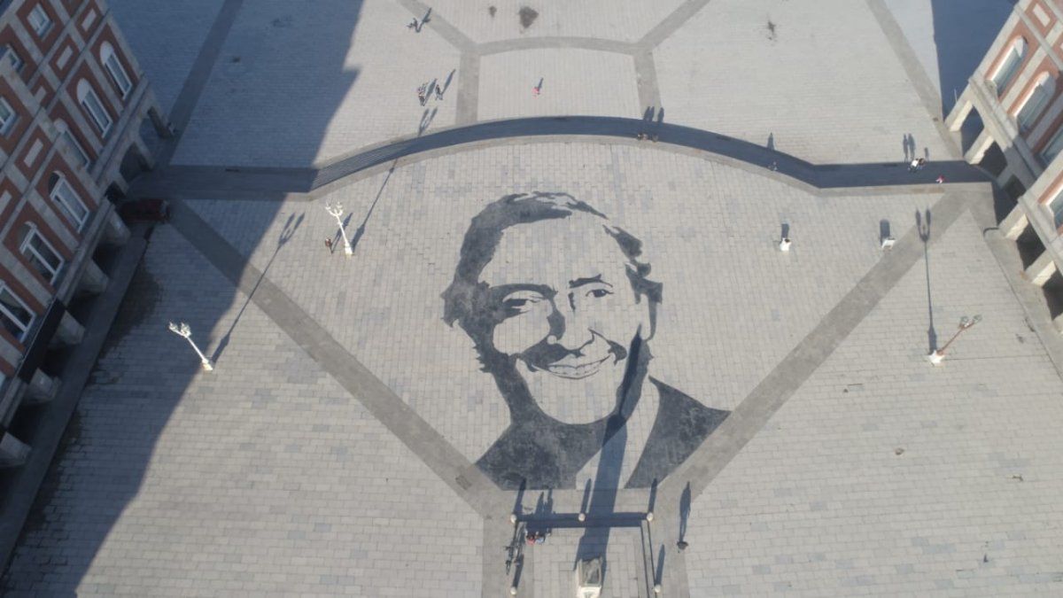 Empezaron a borrar el mural de Néstor Kirchner