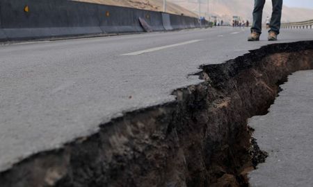 Chile tiene una velocidad de convergencia de placas mucho mayor que cualquier otra parte en el mundo. Por este motivo, se producen reiterados temblores en el país. Chile tiene una velocidad de convergencia de placas mucho mayor que cualquier otra parte en el mundo. Por este motivo, se producen reiterados temblores en el país.