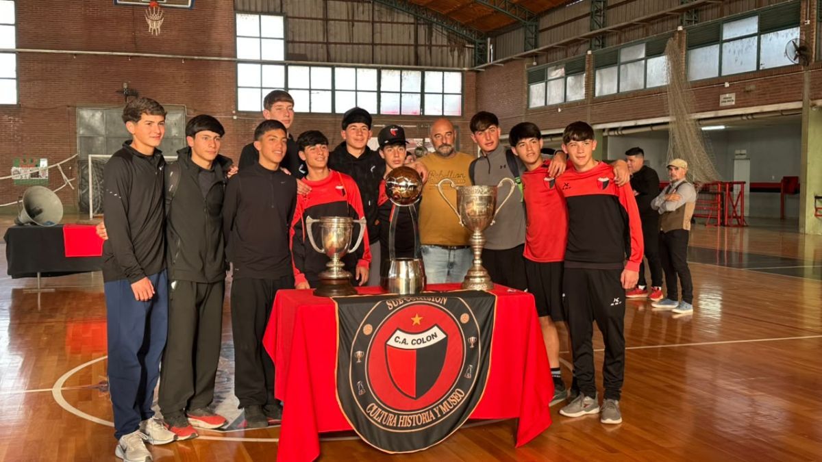 Los chicos de la pensión, posaron con las copas. Los chicos de la pensión, posaron con las copas.