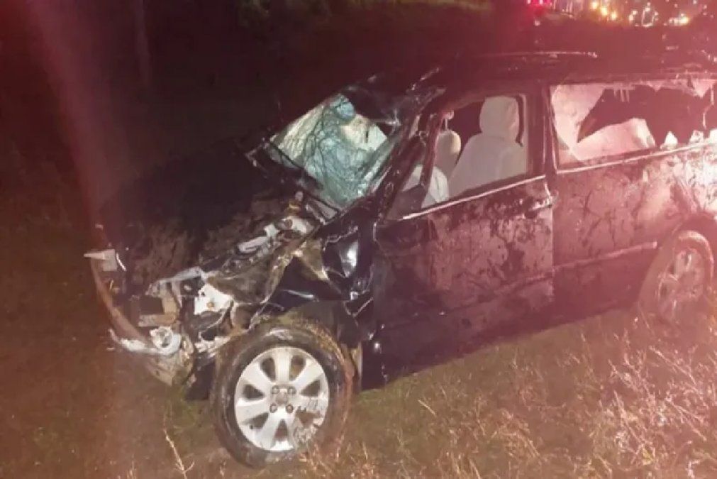 Conducía borracho un coche fúnebre y cayó a un arroyo: dos personas murieron