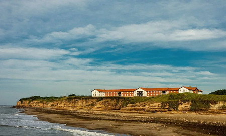 La Costa Bonaerense todavía conserva playas con amplios espacios y bajo nivel de ocupación turística. La Costa Bonaerense todavía conserva playas con amplios espacios y bajo nivel de ocupación turística.