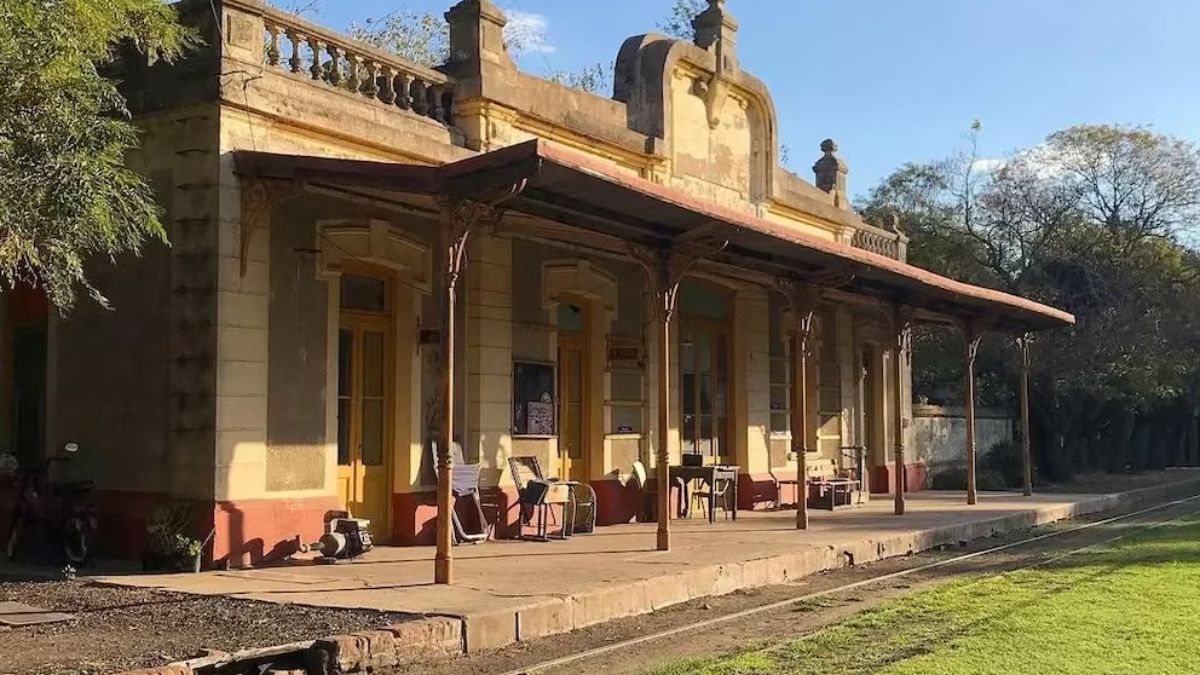El casco urbano de la localidad cuenta con su estación de tren, la cual se convirtió en museo y conserva el encanto de épocas pasadas. El casco urbano de la localidad cuenta con su estación de tren, la cual se convirtió en museo y conserva el encanto de épocas pasadas.