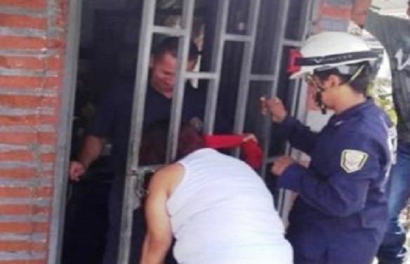 Termina con la cabeza atorada durante 5 horas en la reja de su vecina por “chismosa”