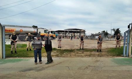 Por un conflicto gremial entre la Federación Argentina de Petroleros, Gas y Biocombustibles y las empresas de refinería, no pudieron salir los camiones del depósito del puerto de Santa Fe. Por un conflicto gremial entre la Federación Argentina de Petroleros, Gas y Biocombustibles y las empresas de refinería, no pudieron salir los camiones del depósito del puerto de Santa Fe.