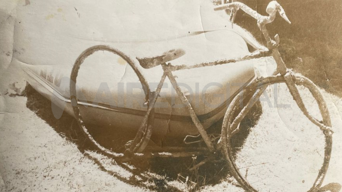 El rodado 28 cayó al agua el mismo día que se derrumbó el Puente Colgante. El rodado 28 cayó al agua el mismo día que se derrumbó el Puente Colgante.