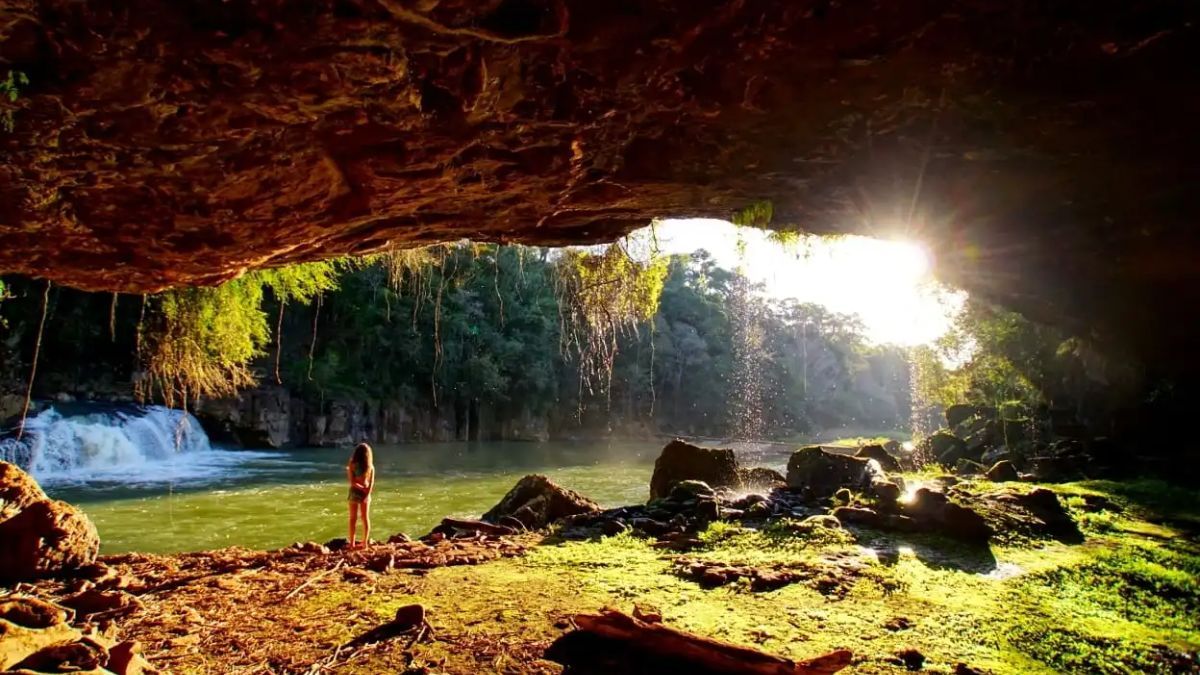 La Gruta India combina una cueva milenaria con cascadas y senderos selváticos en el corazón de Misiones.