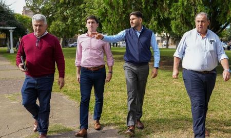 El gobernador y el intendente de Santa Fe, junto al senador Paco Garibaldi, anticiparon detalles de las obras de mejoras en el Acceso Oeste, el Parque Garay y el Parque del Sur El gobernador y el intendente de Santa Fe, junto al senador Paco Garibaldi, anticiparon detalles de las obras de mejoras en el Acceso Oeste, el Parque Garay y el Parque del Sur