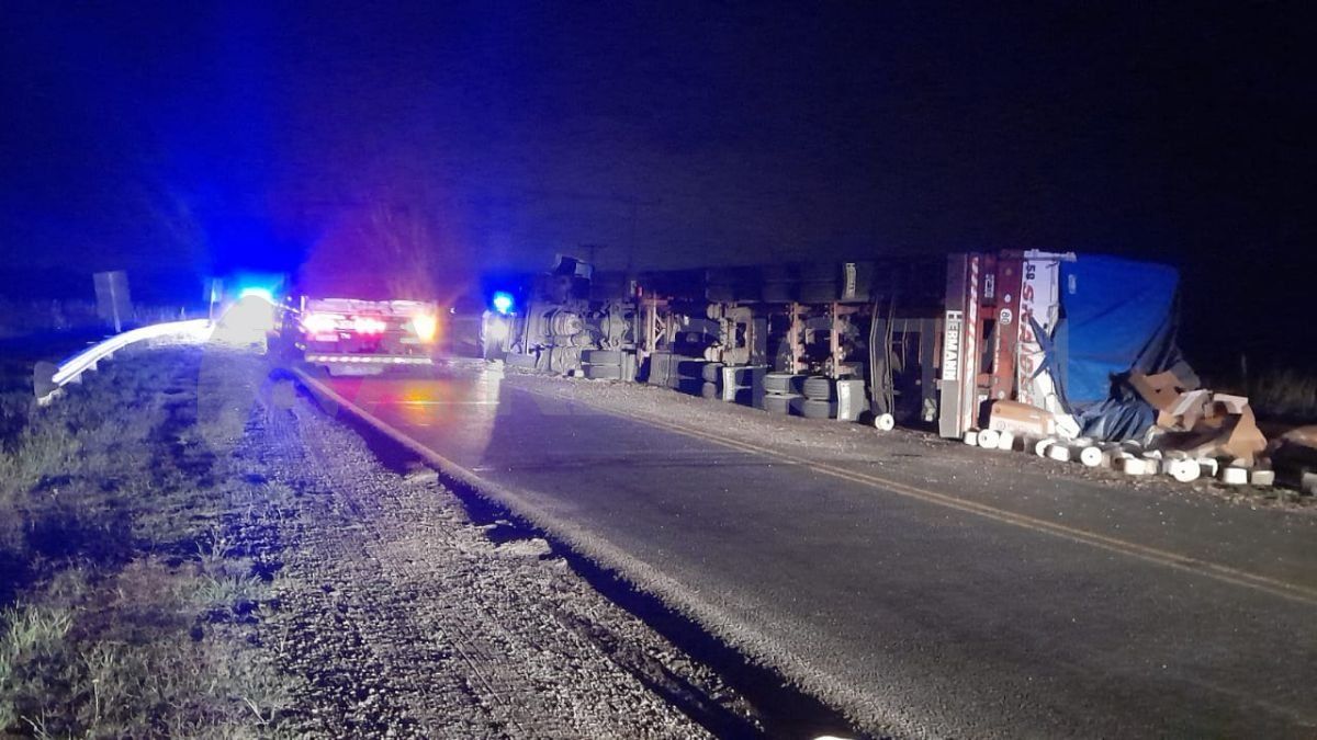 El camión quedó volcado ocupando parte de la calzada y de la banquina, sobre la ruta 11.