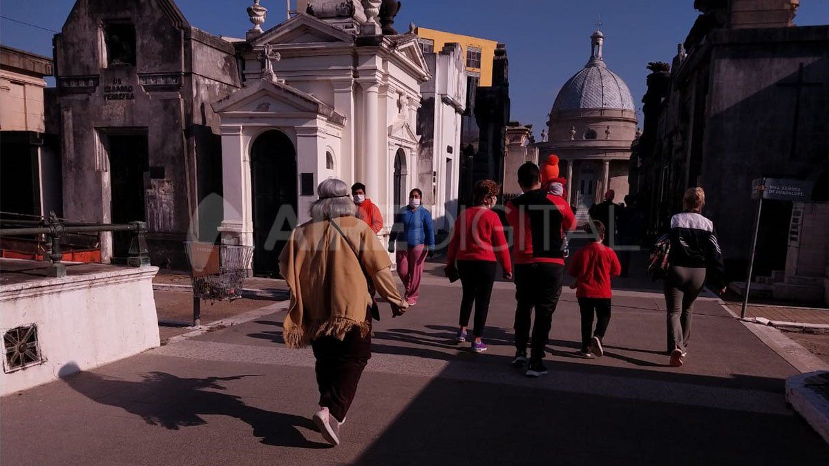 En el día del padre en plena pandemia, el cementerio recibió a cientos de santafesinos