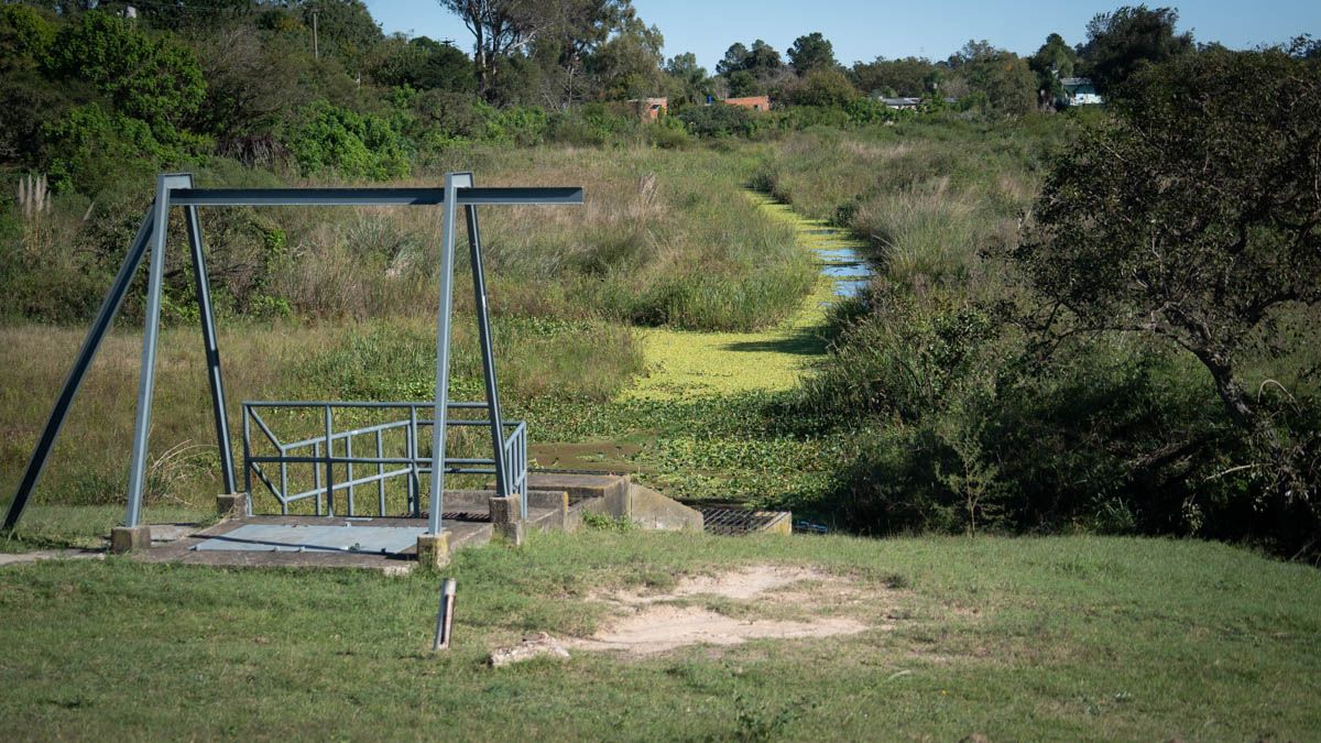 Los canales encargados de llevar el agua de lluvia hacia estaciones de bombeo en Colastiné Norte aparecen despejados y sin construcciones cercanas a los terraplenes. Los canales encargados de llevar el agua de lluvia hacia estaciones de bombeo en Colastiné Norte aparecen despejados y sin construcciones cercanas a los terraplenes.