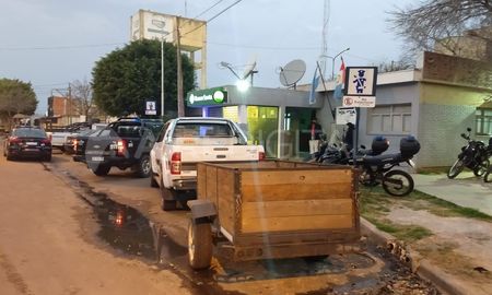 Los dos hombres fueron detenidos en zona de bulevar y trasladados a la comisaría 25 de barrio El Pozo. Los dos hombres fueron detenidos en zona de bulevar y trasladados a la comisaría 25 de barrio El Pozo.