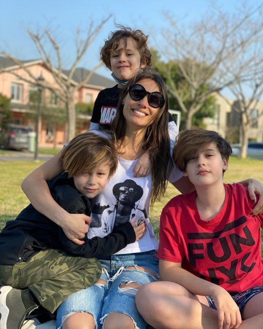 Pampita y sus tres hijos: Bautista, Beltrán y Benicio.
