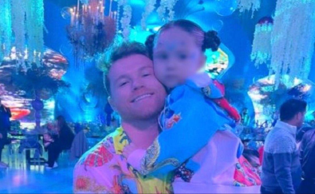 El boxeador y su esposa ofrecieron desde una gigantesca mesa de dulces