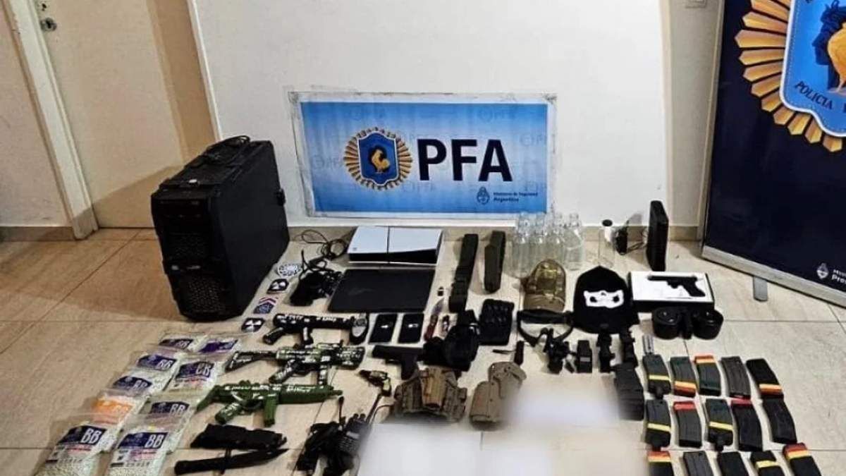 En el allanamiento se encontraron réplicas de armas, cuchillos y una carta de despedida, elementos que reforzaron la hipótesis del ataque planificado. En el allanamiento se encontraron réplicas de armas, cuchillos y una carta de despedida, elementos que reforzaron la hipótesis del ataque planificado. 
