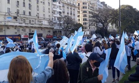 Los manifestantes se acercaron al Obelisco porteño para movilizarse por el 13S contra el Gobierno nacional. Los manifestantes se acercaron al Obelisco porteño para movilizarse por el 13S contra el Gobierno nacional.