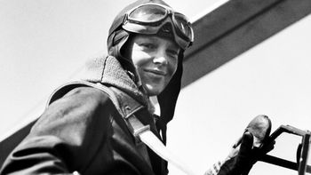 La figura de Amelia Earthart se potencia cada día más porque, amén de su abierto desafío a todo orden establecido, inspiró a miles de mujeres de las generaciones siguientes para que cumplieran sus sueños en la actividad aeronáutica.