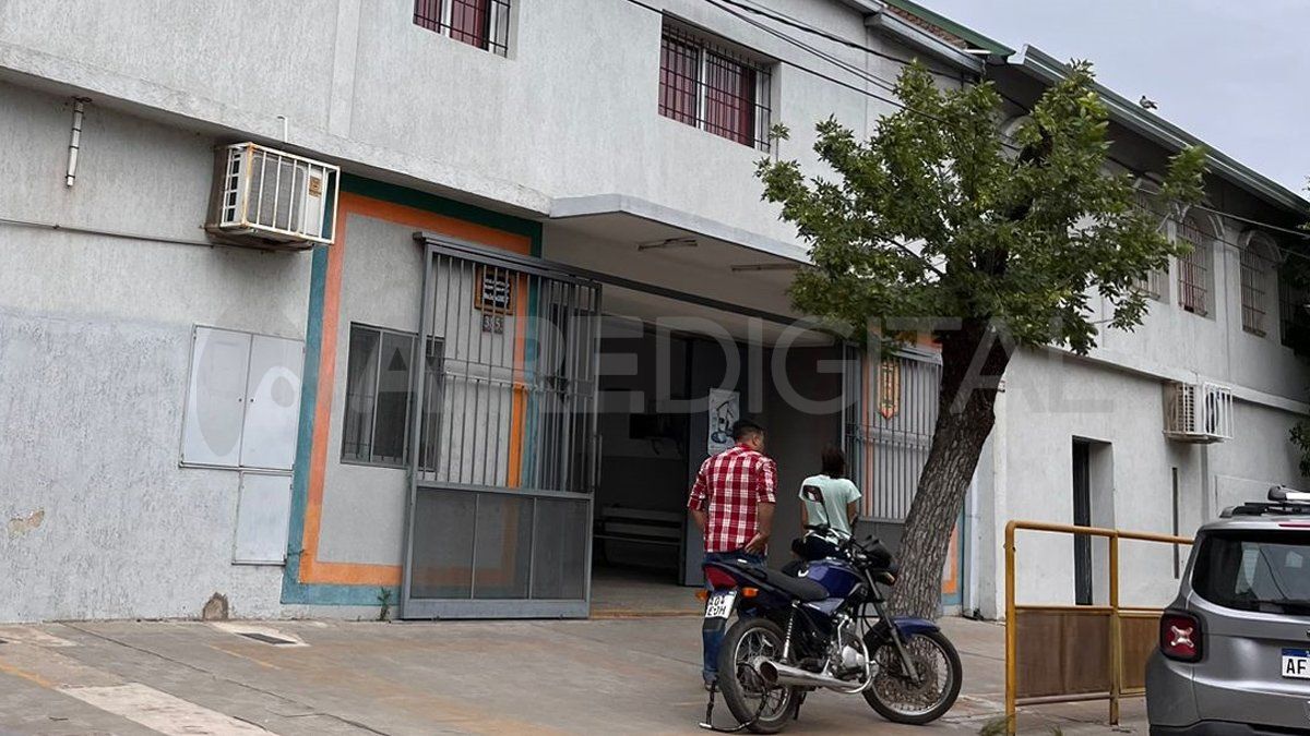 La escuela está ubicada a dos cuadras de Blas Parera a la altura del Cementerio Municipal. La escuela está ubicada a dos cuadras de Blas Parera a la altura del Cementerio Municipal.