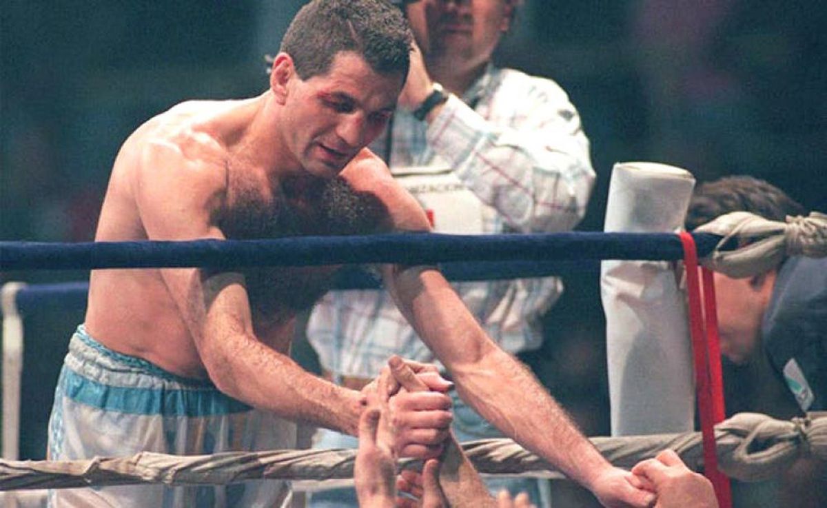 Látigo disputó 17 peleas con un título mundial en juego, seguido por el cordobés Santos Benigno Falucho Laciar, con 16; Carlos Monzón, con 15, y el bonaerense Víctor Emilio Galíndez y el santafesino Julio César Vásquez, con 14. El récord en este campo lo posee el zurdo chubutense Omar Andrés Narváez, con 30 choques titulares. Látigo disputó 17 peleas con un título mundial en juego, seguido por el cordobés Santos Benigno Falucho Laciar, con 16; Carlos Monzón, con 15, y el bonaerense Víctor Emilio Galíndez y el santafesino Julio César Vásquez, con 14. El récord en este campo lo posee el zurdo chubutense Omar Andrés Narváez, con 30 choques titulares.