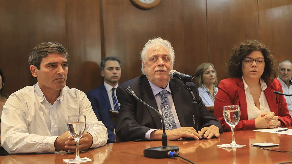 El ministro de Salud Gin&eacute;s Mario Gonz&aacute;lez Garc&iacute;a junto a su par porte&ntilde;o