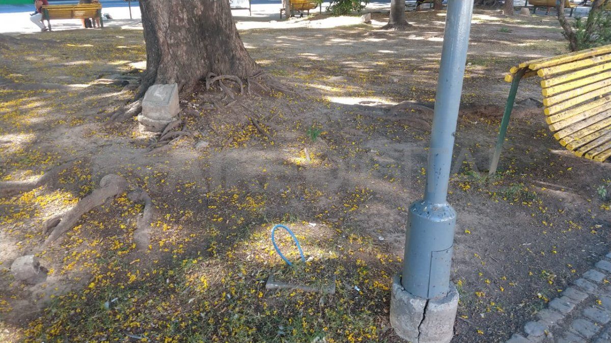 Los vecinos denuncian el abandono en la Plaza del Soldado.