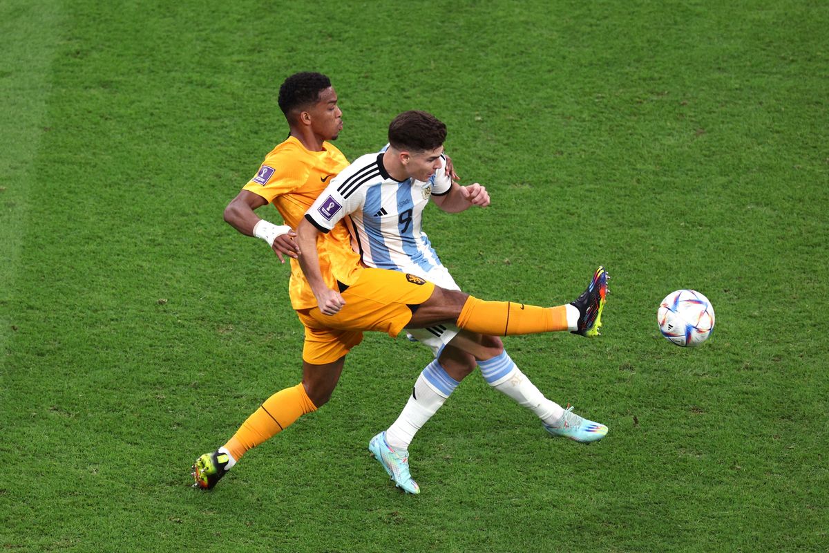 Julián Álvarez no pudo anotar ante Países Bajos pero aportó todo su despliegue físico para ayudar al juego colectivo de Argentina. A los 82 minutos de ese partido salió reemplazado por Lautaro Martínez.