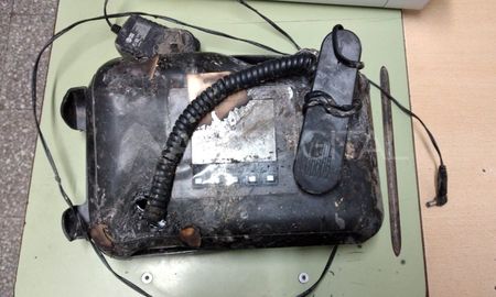 El hombre prendió fuego el aparato de seguimiento El hombre prendió fuego el aparato de seguimiento
