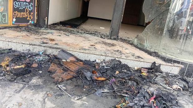 El calor generado por el incendio provocó el estallido de los vidrios del comercio. Ocurrió en el centro de Santa Fe.
