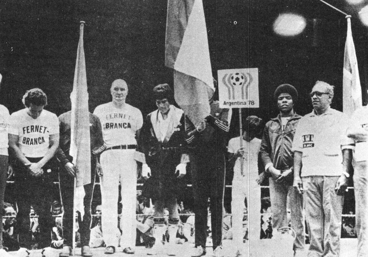 Este fue el cuarto combate de Monzón en el principado de Mónaco. Ya había peleado allí en 1971 (en la revancha ante Benvenuti), 1973 (en su segunda pelea con Griffith), y 1976 (en su primer choque con Valdés). Uno de sus hijos, Abel Ricardo, sostiene el cartel con el anuncio del Mundial de Argentina 1978, que se disputó al año siguiente en nuestro país.