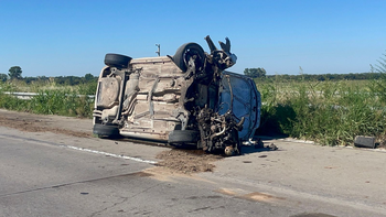 Accidente en Circunvalación Oeste: impactante vuelco de un auto