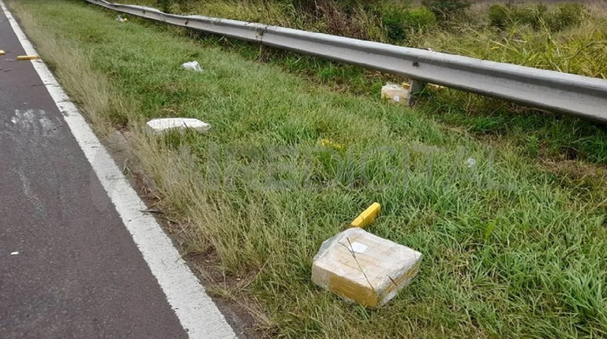 Los panes de marihuana quedaron desparramados en la ruta y banquina.