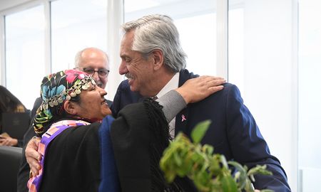 Fernández se reunió con representantes de comunidades mapuches este martes. Fernández se reunió con representantes de comunidades mapuches este martes.