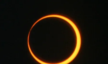 Durante un eclipse solar anular, como se muestra en la foto, la Luna nunca bloquea completamente la luz del Sol. Durante un eclipse solar anular, como se muestra en la foto, la Luna nunca bloquea completamente la luz del Sol.