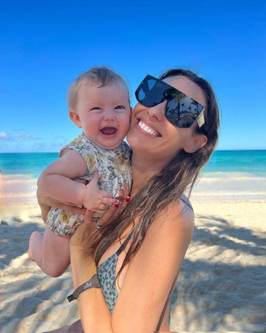 La hija de Pampita ya dice "mamá".