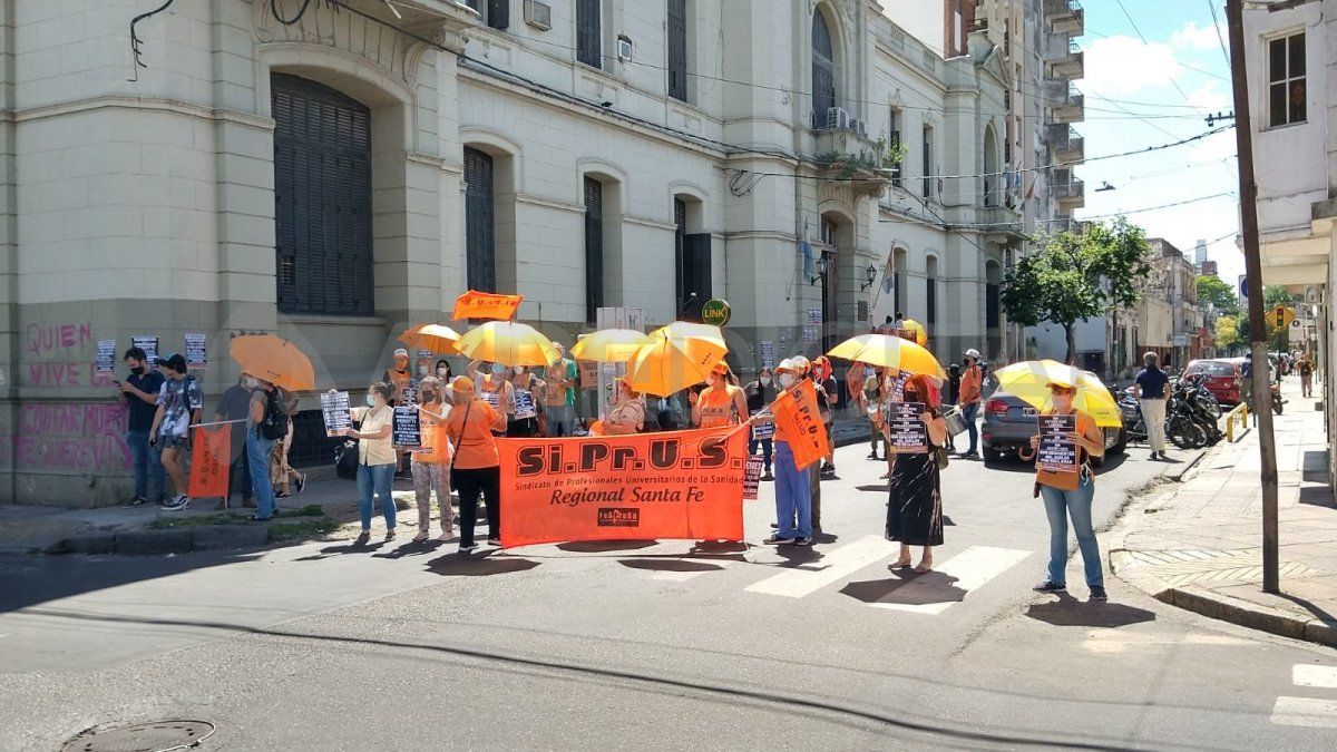Los trabajadores denunciaron que el gobierno provincial descontó el equivalente a tres días de trabajo de manera masiva al personal de salud.
