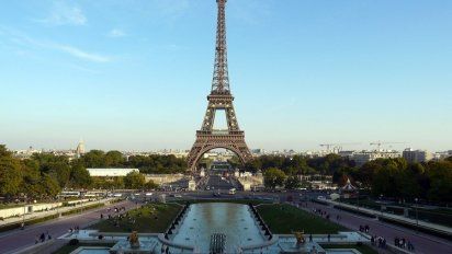 La explanada y la Torre Eiffel fueron evacuadas a raíz de una amenaza de bomba, informó una fuente policial al medio local Le Parisien sin poder precisar más datos.