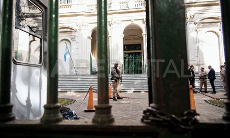 En el momento del ataque, no había seguridad afuera del edificio. En el momento del ataque, no había seguridad afuera del edificio.