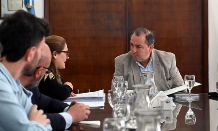 El intendente Juan Pabblo Poletti recibió el informe de manos de la presidenta de la Caja Municipal de Jubilaciones, Valeria López Délzar. El intendente Juan Pabblo Poletti recibió el informe de manos de la presidenta de la Caja Municipal de Jubilaciones, Valeria López Délzar.