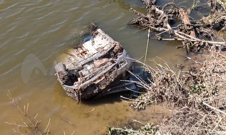 La bajante del río Coronda dejó al descubierto un automóvil a la altura de Sauce Viejo. La bajante del río Coronda dejó al descubierto un automóvil a la altura de Sauce Viejo.