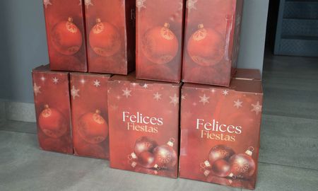 La empresa Vázquez & Cia donó 10 cajas solidarias que llegaron en un utilitario hasta el edificio multimedial de AIRE. La empresa Vázquez & Cia donó 10 cajas solidarias que llegaron en un utilitario hasta el edificio multimedial de AIRE.