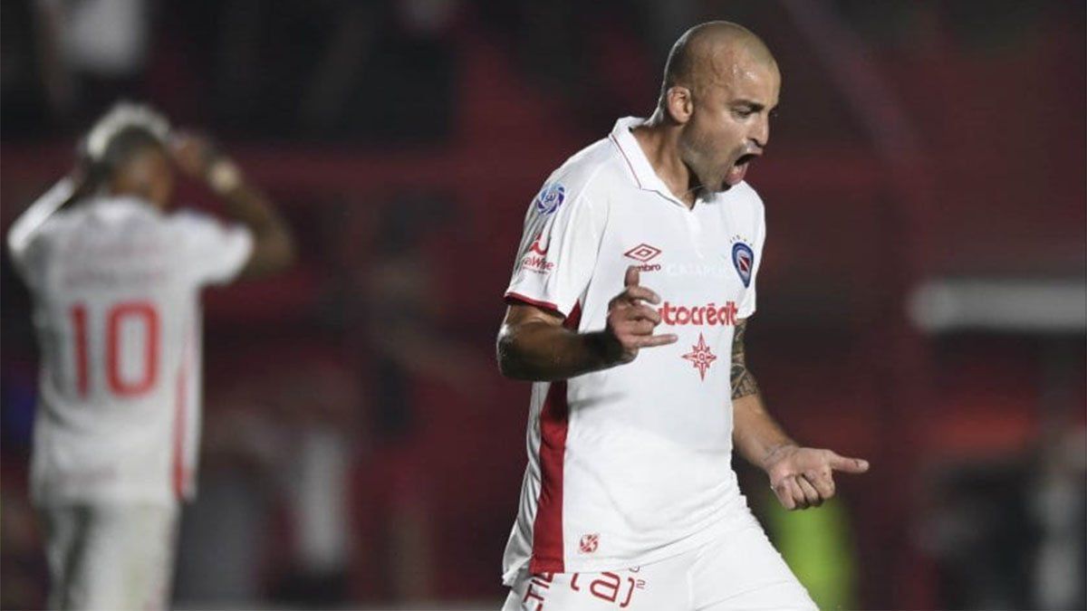 El Tribunal de Disciplina de AFA resolvió levantar la sanción de Santiago Silva y el delantero