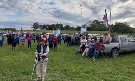 Una importante movilización de productores y dirigentes del sector agropecuario entrerriano se desarrolló en la tarde del lunes, con una caravana que avanzó por la Autovía 14 hasta la intersección con Ruta 16, en el acceso a Gualeguaychú, provincia de Entre Ríos. Una importante movilización de productores y dirigentes del sector agropecuario entrerriano se desarrolló en la tarde del lunes, con una caravana que avanzó por la Autovía 14 hasta la intersección con Ruta 16, en el acceso a Gualeguaychú, provincia de Entre Ríos.