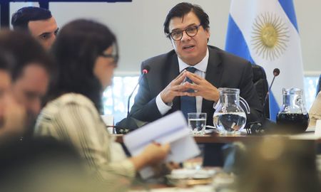 Moroni, ministro de Trabajo de la Nación, explicó que el objetivo del aumento es recomponer el poder de compra de los salarios y también poner un piso a la negociación paritaria. Moroni, ministro de Trabajo de la Nación, explicó que el objetivo del aumento es recomponer el poder de compra de los salarios y también poner un piso a la negociación paritaria.
