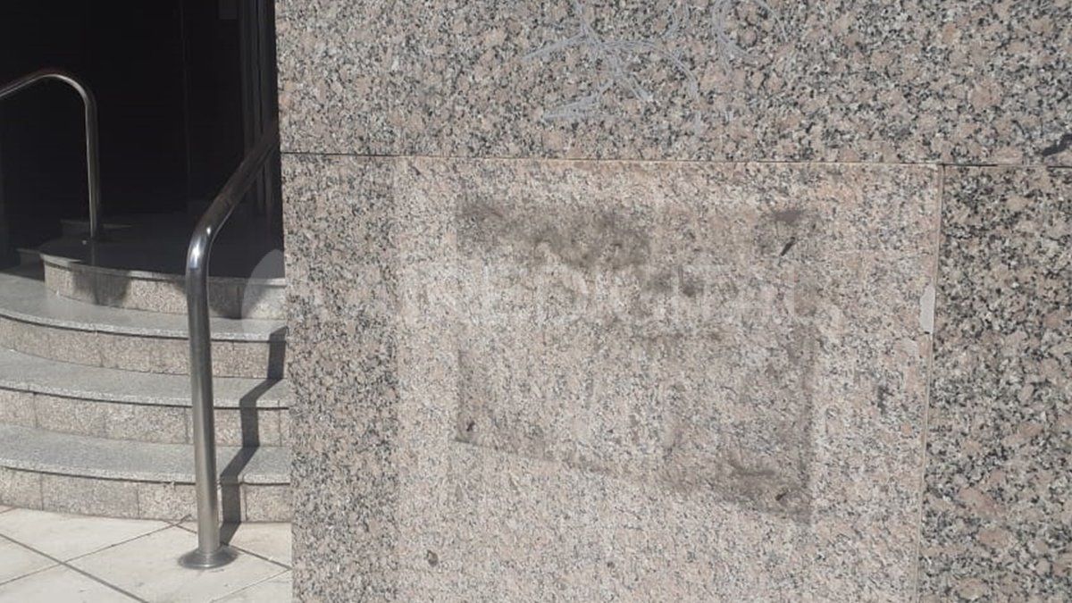 Los ladrones sacaron los tornillos y luego se llevaron el elemento de bronce.&nbsp;