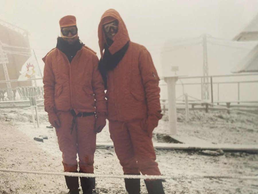 Marley junto a Horacio Cabak en la Base Marambio.