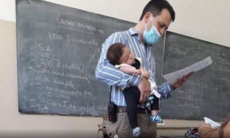 Un profesor cuida a la beba de una alumna para que ella pueda estudiar