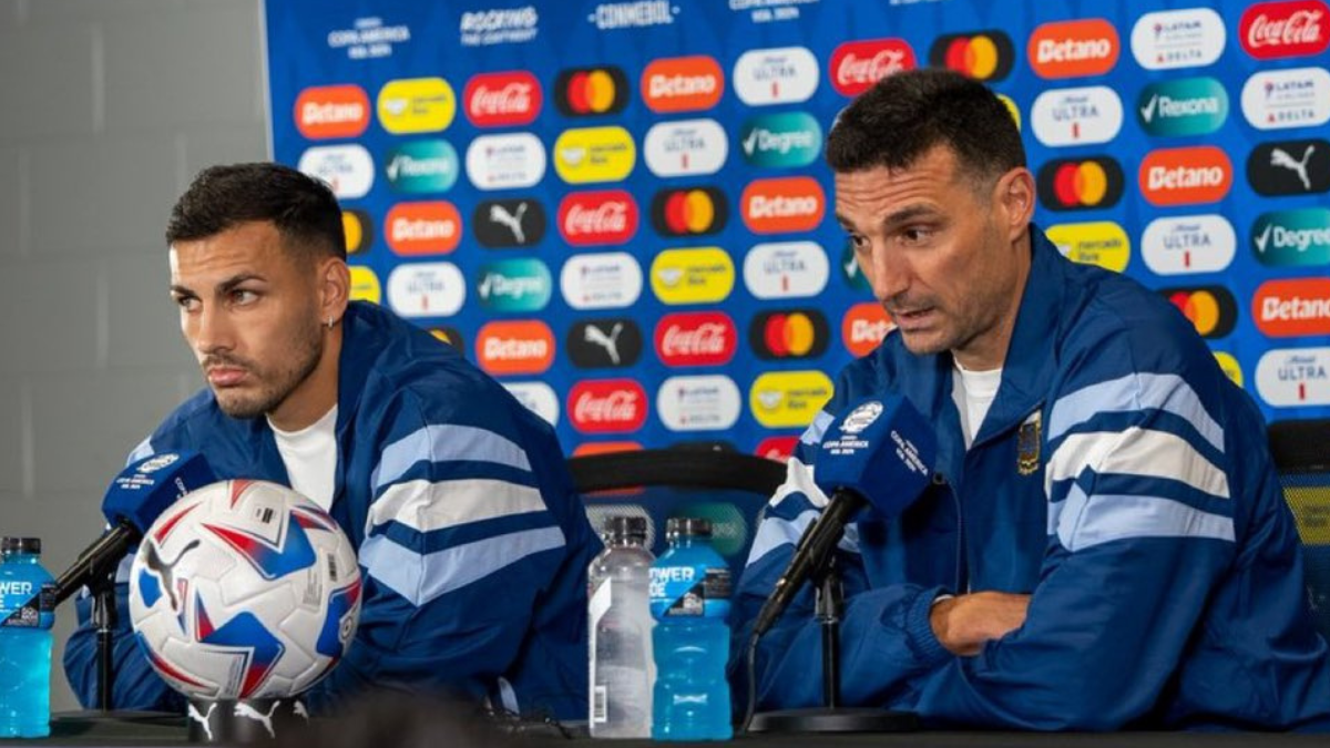 Lionel Scaloni junto a Leandro Paredes en la conferencia de prensa previo al debut de Argentina en la Copa América