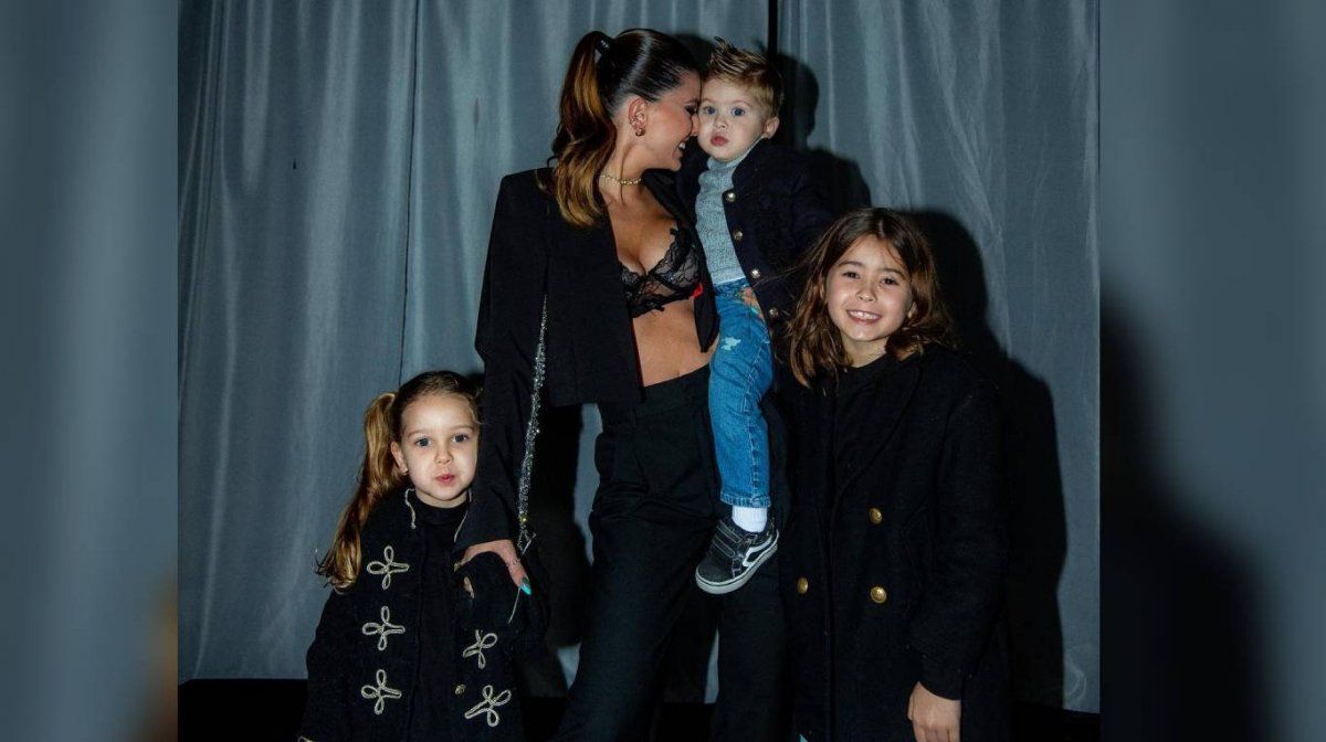 La China Suárez posó junto a sus tres hijos.