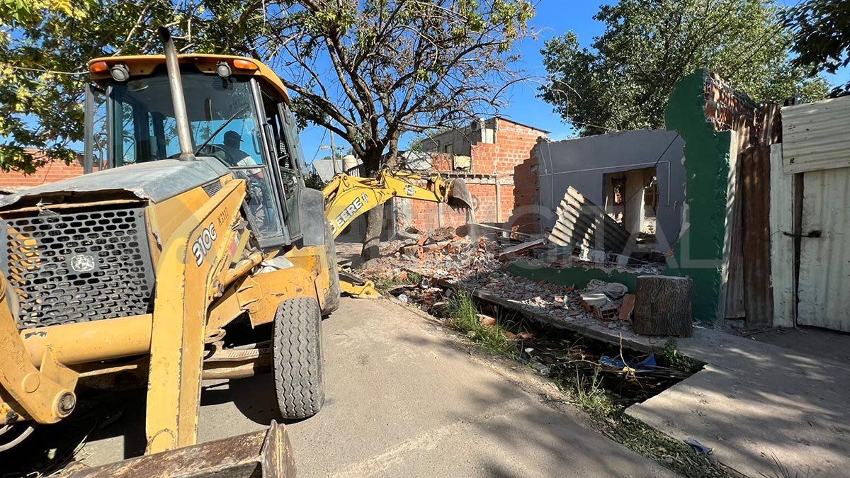 Este jueves, operarios de la Municipalidad de Rosario retiraban los escombros de las casas destruidas por los vecinos.
