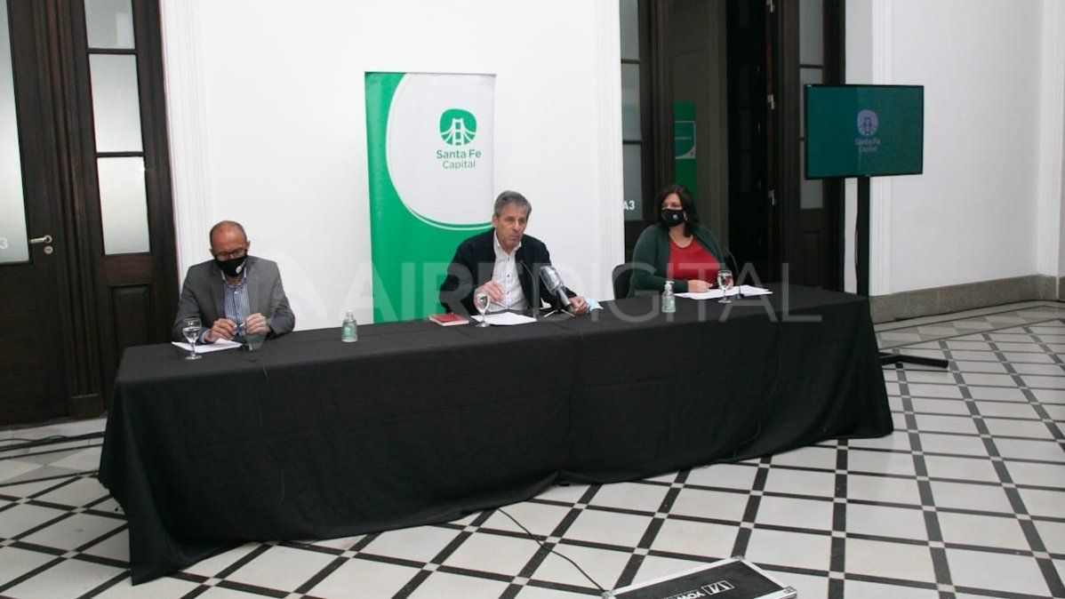 Jatón junto a funcionarios de su gabinete en los anuncios para sectores de Santa Fe afectados por la pandemia