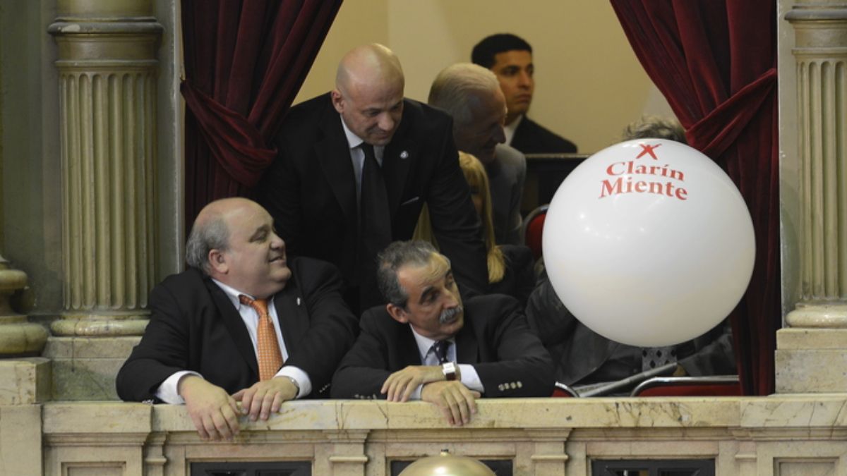 Los materiales con consignas contra el Grupo Clarín fueron adquiridos con fondos públicos entre 2011 y 2013. Los materiales con consignas contra el Grupo Clarín fueron adquiridos con fondos públicos entre 2011 y 2013.